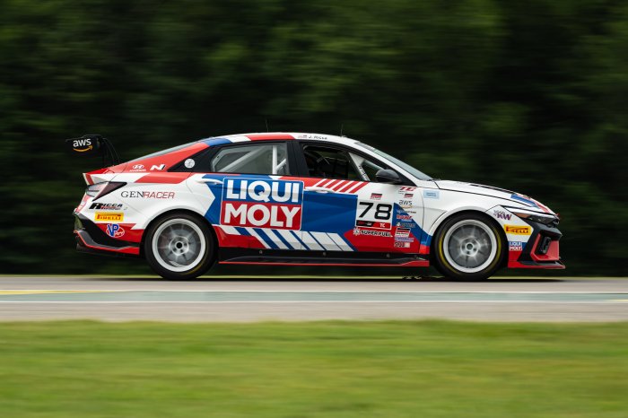 Ricca Sets Early Benchmark in Practice 1 at Road America